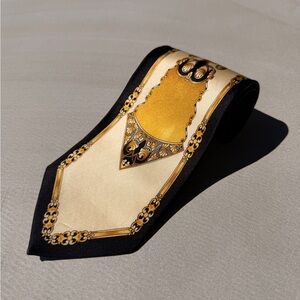 Elegant Steven Land Gold and Black